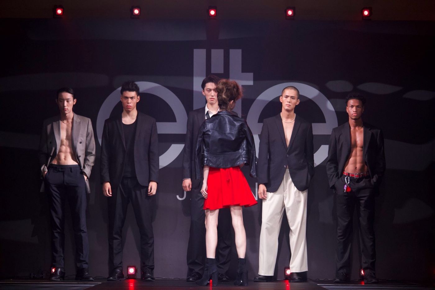 elite Japan のファッションショーのステージ